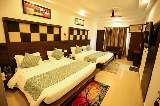4 Bed AC at Shri Gajanan Maharaj Sansthan - Spacious room with air conditioning